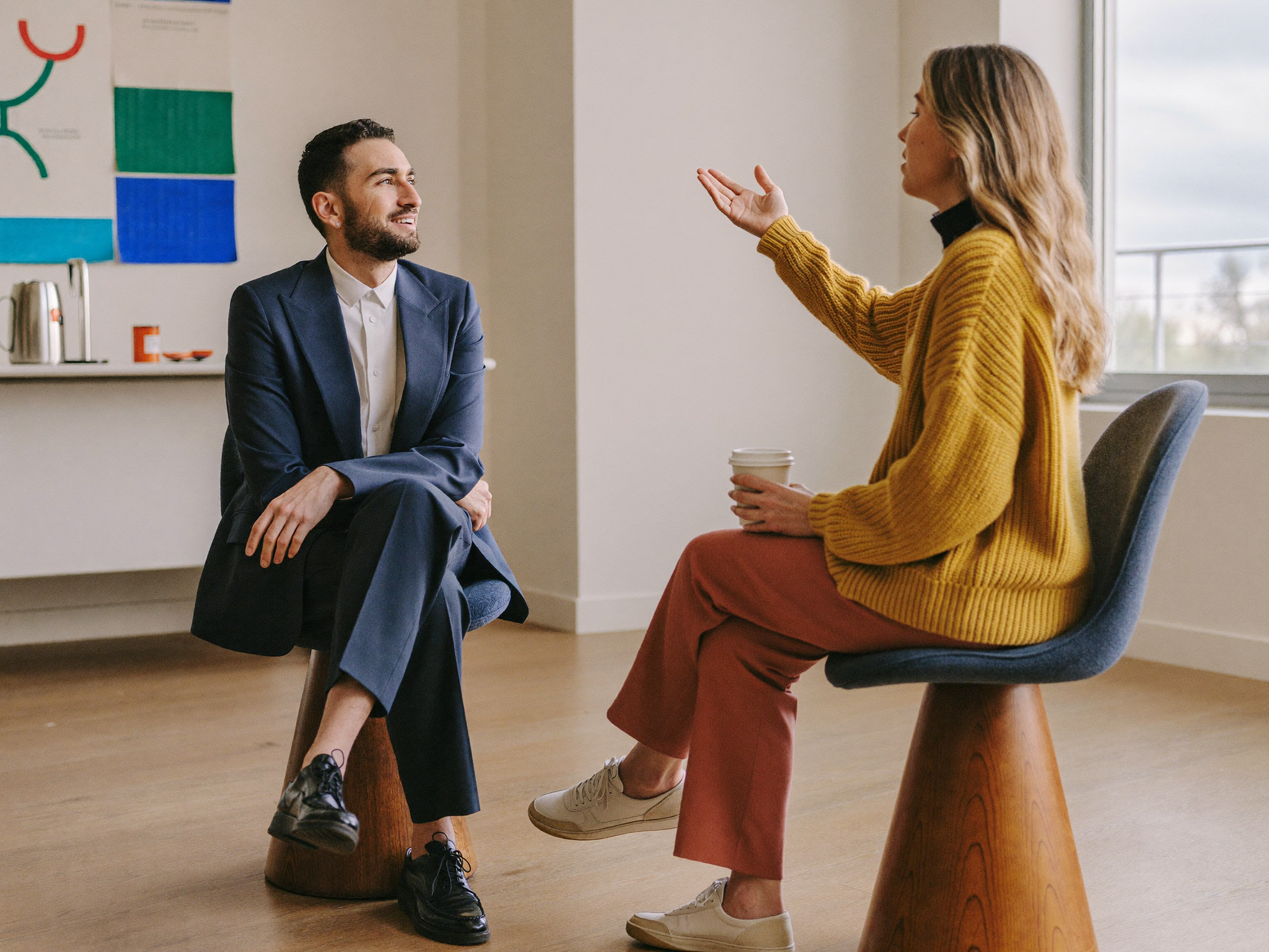 Dos personas conversando con empatía en un espacio cálido y luminoso