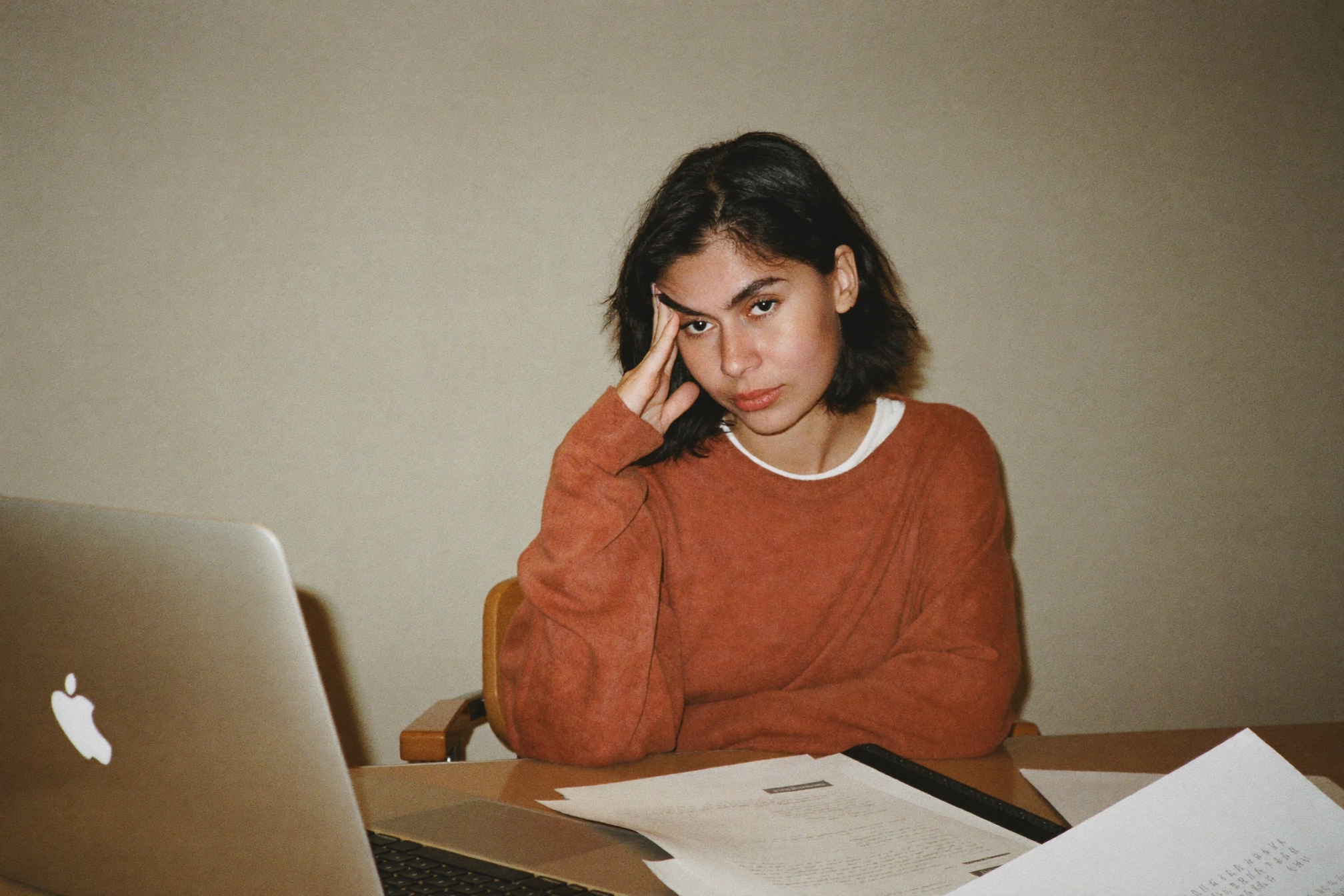Persona sintiendo ansiedad y sobrecarga en su día a día